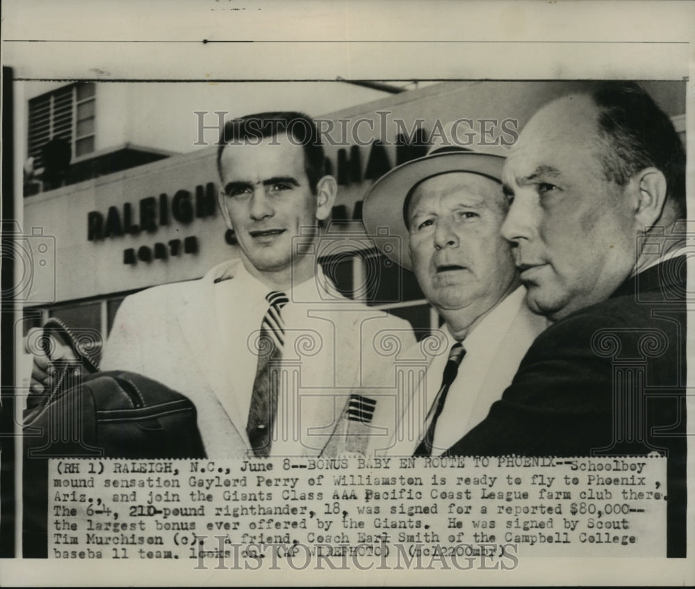 1958 Press Photo Garylord Perry, Football Player from Williamston with Others - Historic Images