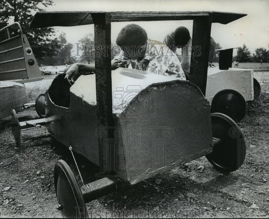 1970 Press Photo Wilbert Carter with his Soap Box Derby Car with Spoiler- Historic Images