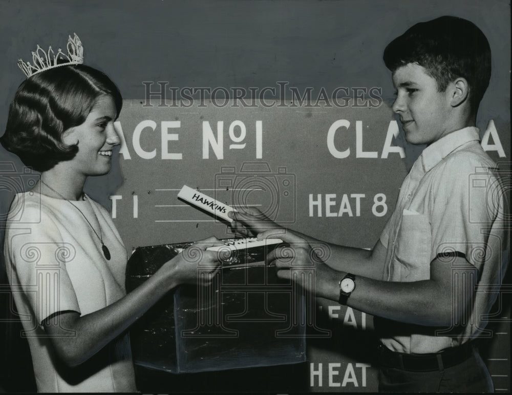 1968 Press Photo Soap Box Derby Racer Lee Bartlett with Lissa LeGrand - Historic Images