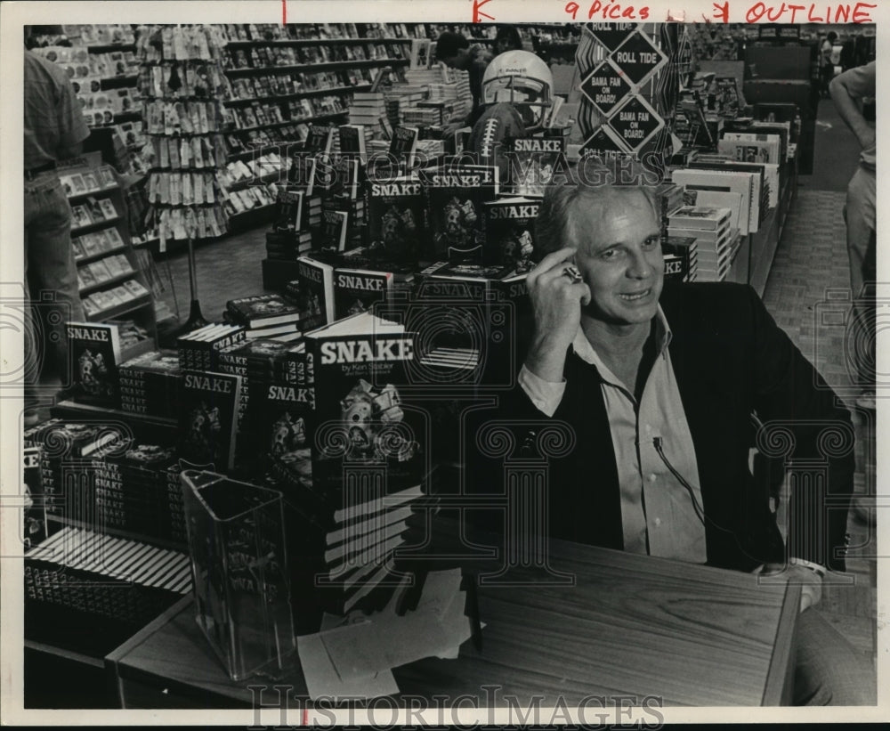 1986 Press Photo Former football great Kenny Stabler with his book, Birmingham - Historic Images