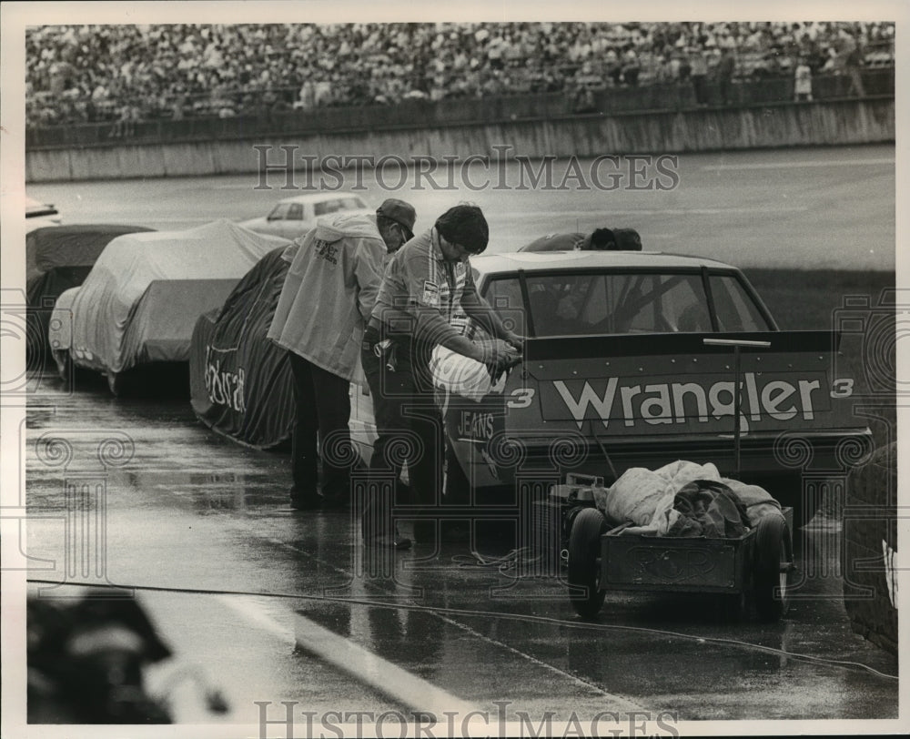 1985 Press Photo Dale Earnhardt and crew drys car after rain at Talladega 500 - Historic Images