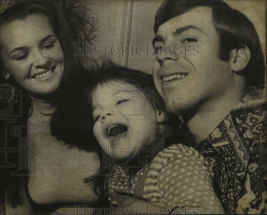 1972 Press Photo Mr. and Mrs. Pat Sullivan with daughter - abns06207 - Historic Images