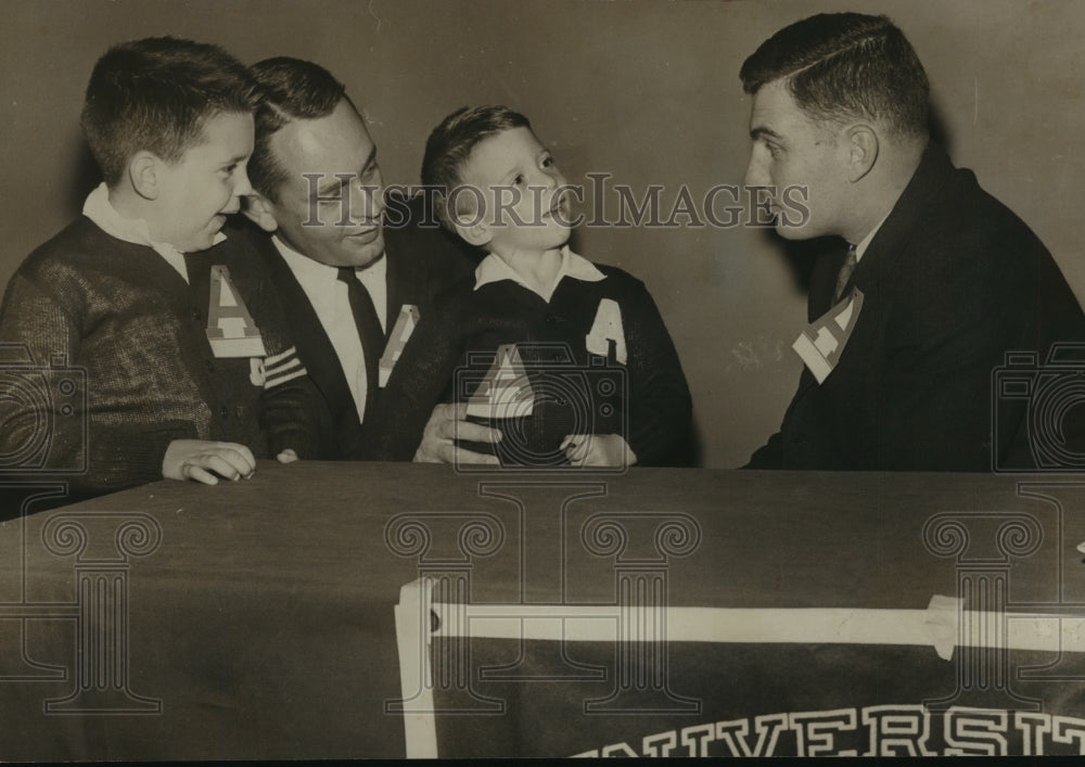 1961 Press Photo Bama Football Players Jim Head, Howard Schnellenberger &amp; Kids - Historic Images