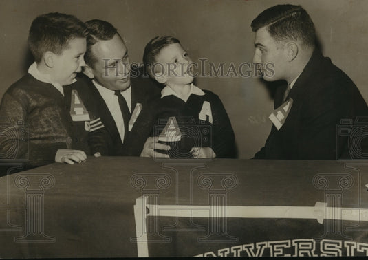 1961 Press Photo Bama Football Players Jim Head, Howard Schnellenberger & Kids - Historic Images