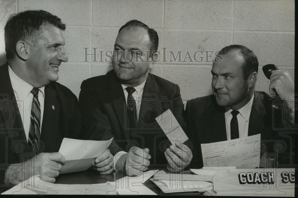 1964 Press Photo Bubba Scott &amp; Howard College football banquet planners - Historic Images