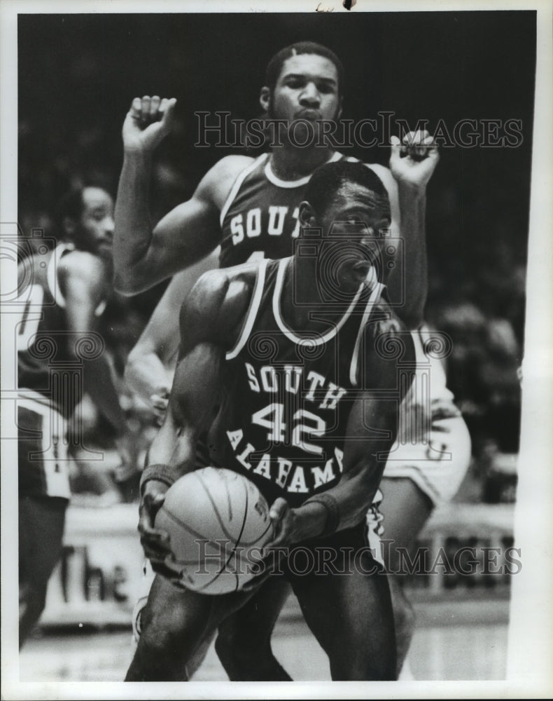 1982 Press Photo Basketball Players Reggie Hannah and teammate in game - Historic Images