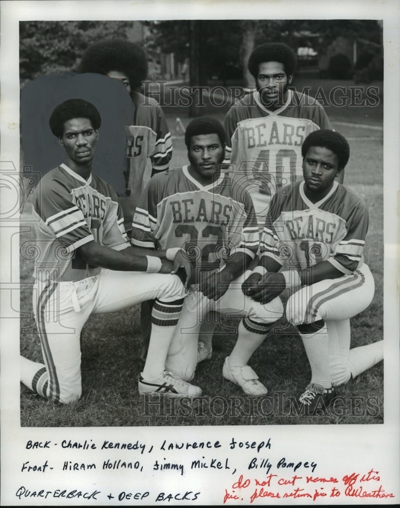 1977 Press Photo Alabama Bears Football Players Charlie Kennedy and Others - Historic Images