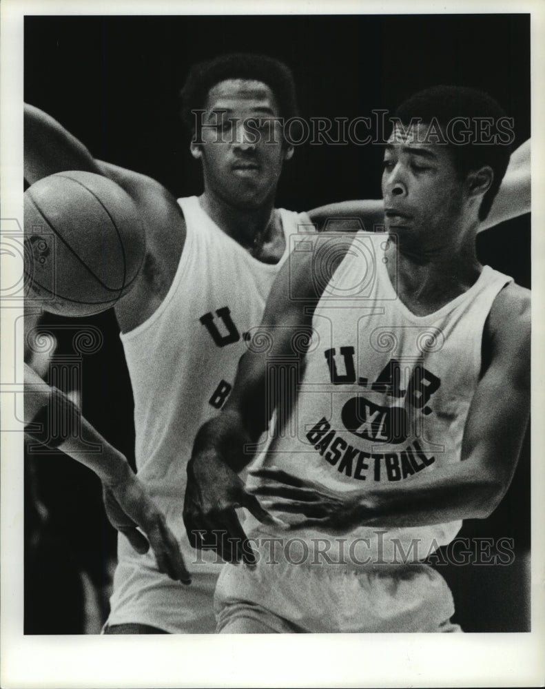 Press Photo University of Alabama Birmingham Basketball Players in Game - Historic Images