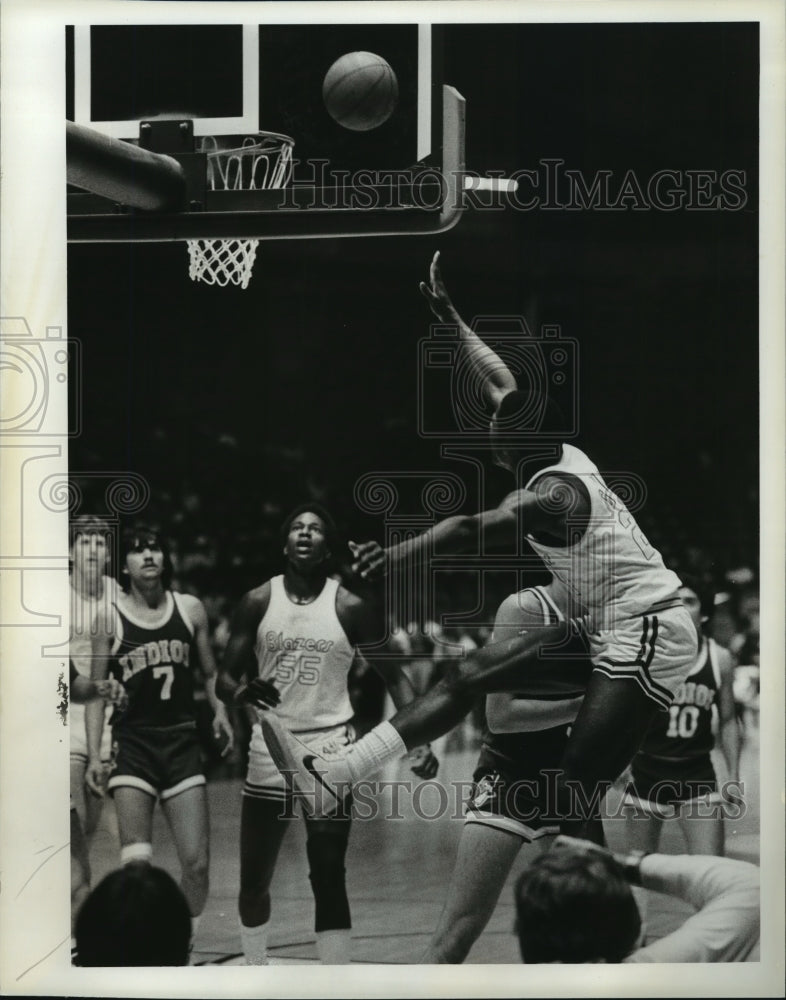 Press Photo University of Alabama Birmingham Basketball Players in Game - Historic Images