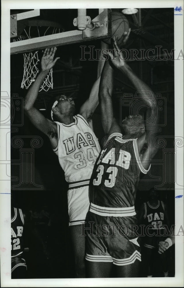 Press Photo University of Alabama Birmingham Basketball Players in Game - Historic Images