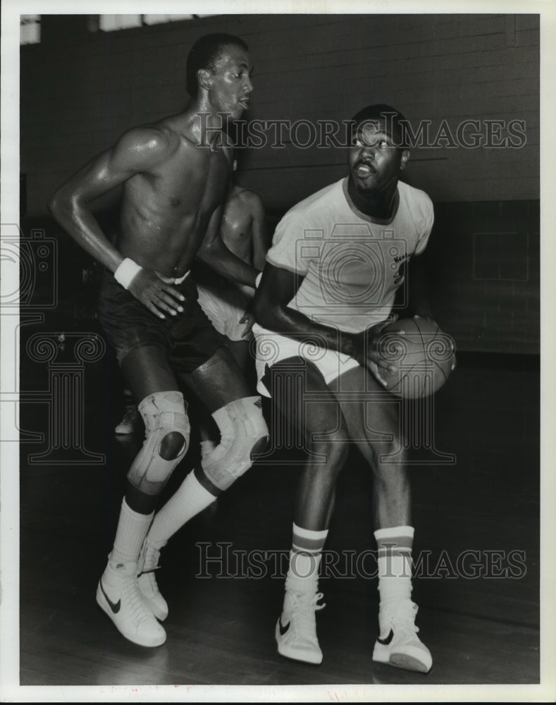 1980 Press Photo Darryl Braden, Sports, guards Ed Carroll in Basketball Game - Historic Images