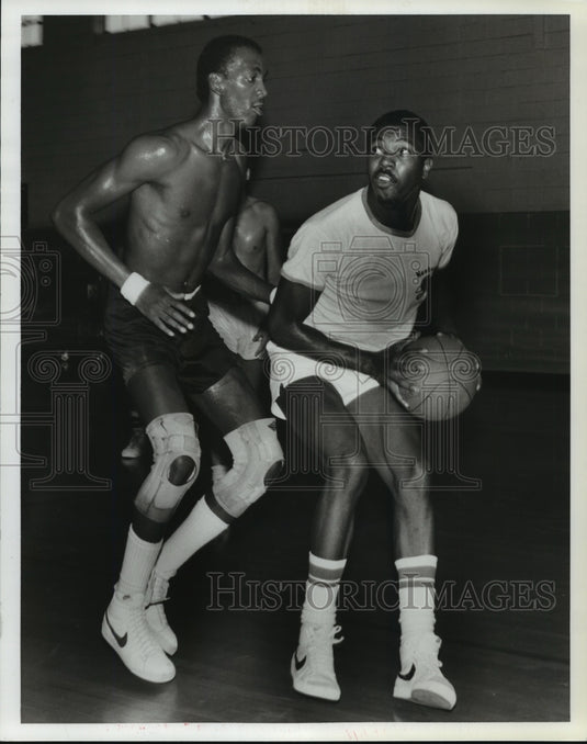 1980 Press Photo Darryl Braden, Sports, guards Ed Carroll in Basketball Game - Historic Images