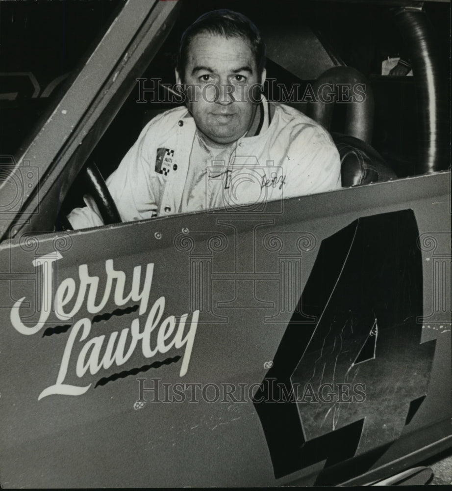 1972 Press Photo Jerry Lawley poses with his race car - abns06495- Historic Images