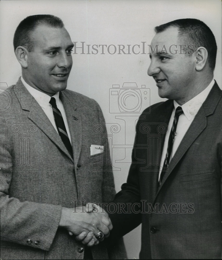 1966 Press Photo Mickey Andrews welcomed to Eastern Kentucky by Roy Didd - Historic Images