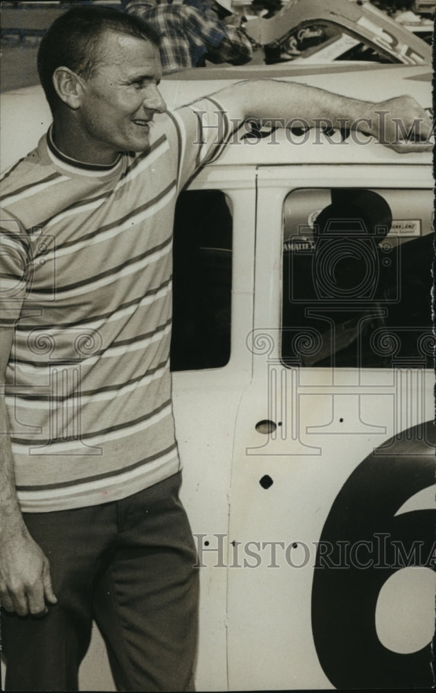 1970 Press Photo Bo Anthony next to his race car at Birmingham International- Historic Images