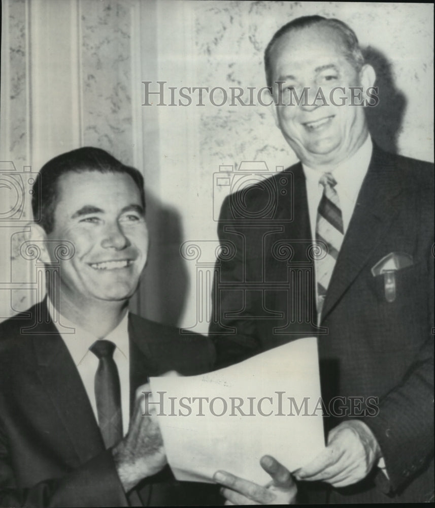 1966 Press Photo Indian manager Joe Adcock talks with Gabe Paul - abns06578 - Historic Images