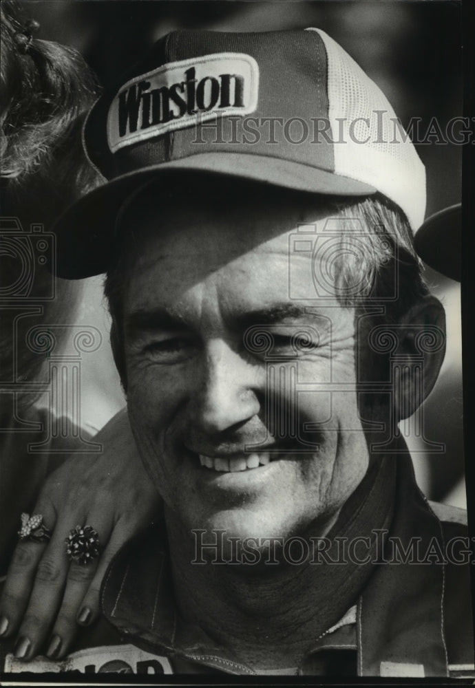 1979 Press Photo Race car driver Bobby Allison with wife Judy&#39;s hand on shoulder - Historic Images