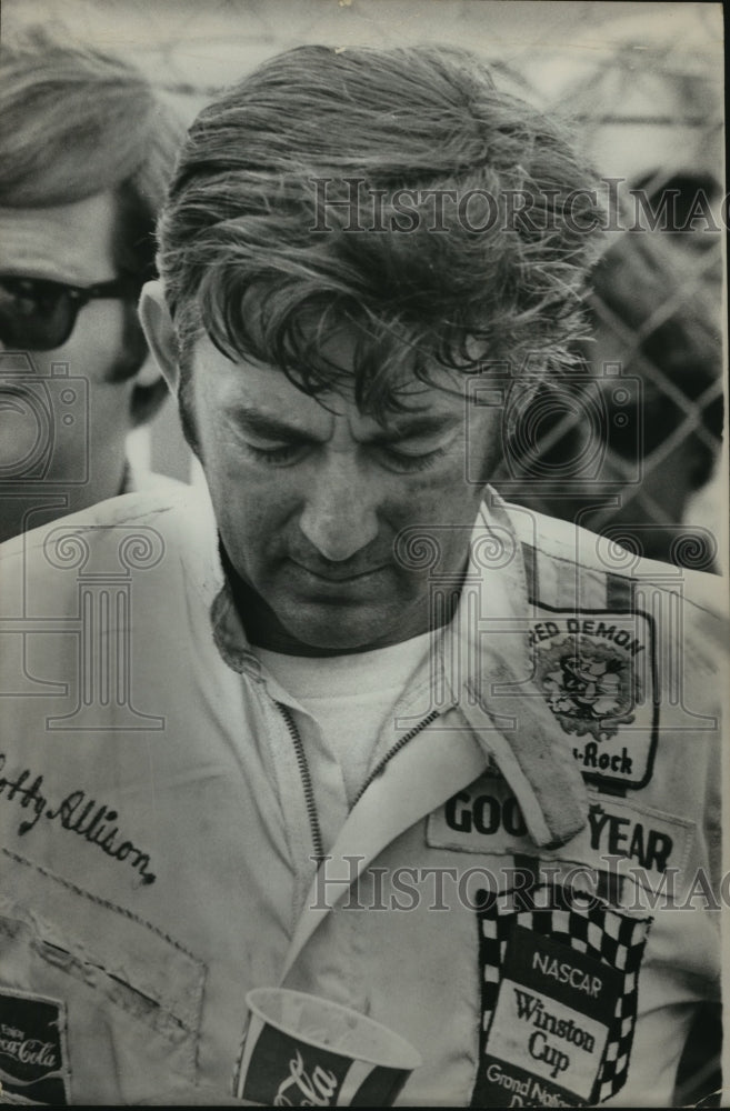 1972 Press Photo Bobby Allison looking sad after car failure in Winston 500 - Historic Images