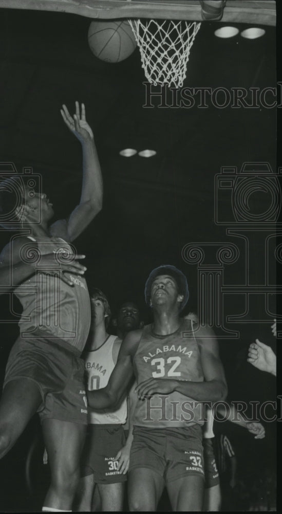 1974 Press Photo Tide's Charles Cleveland & Teammate Leon Douglas, basketball- Historic Images