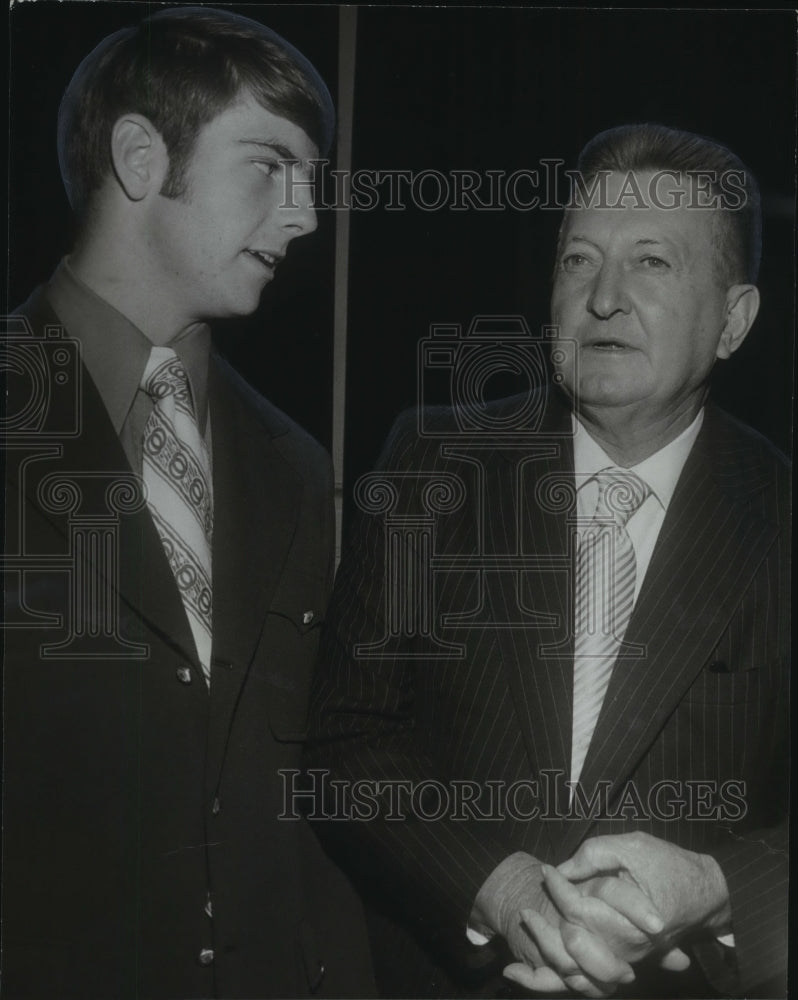 1971 Press Photo Ben Carlisle and Ralph Rabbit Brown at Touchdown Club meeting - Historic Images