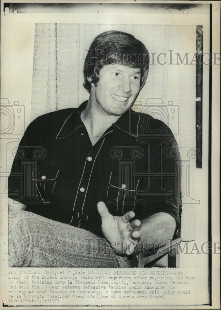 1973 Press Photo Bob Lilly, Dallas Cowboys talking with reporters in California - Historic Images