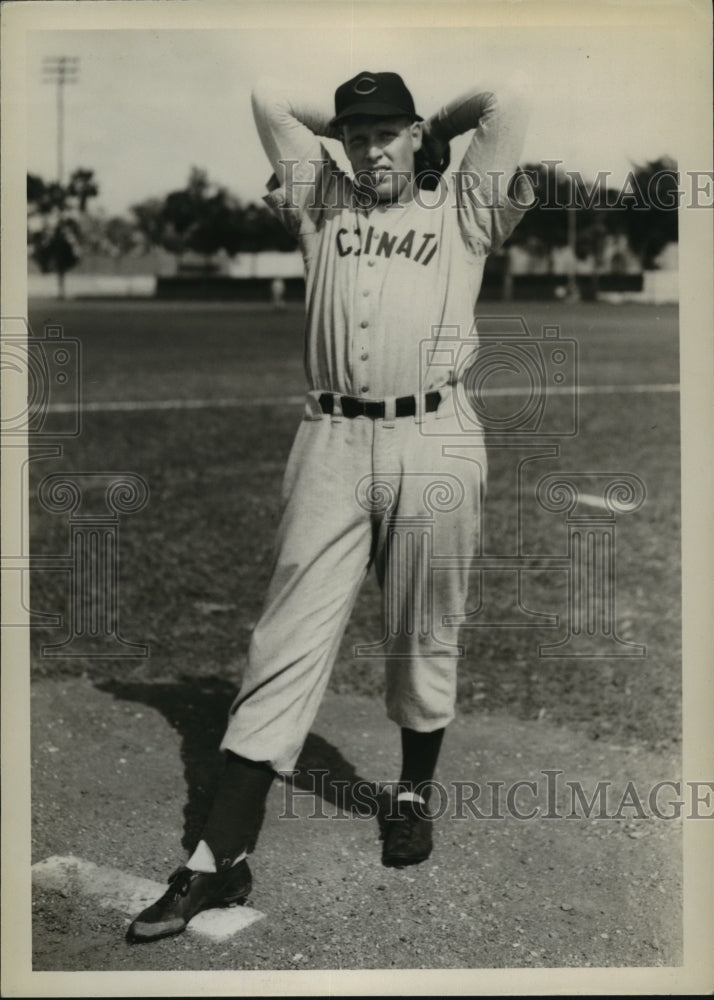 1948 Press Photo Bud Lively, Cincinnati baseball player pitching ball - Historic Images