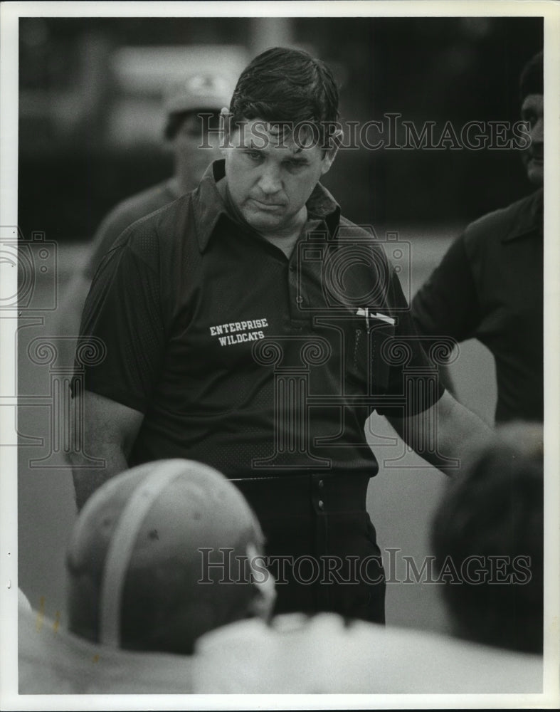 1981 Press Photo Bill Bacon, Enterprise, talks with players, Alabama - Historic Images