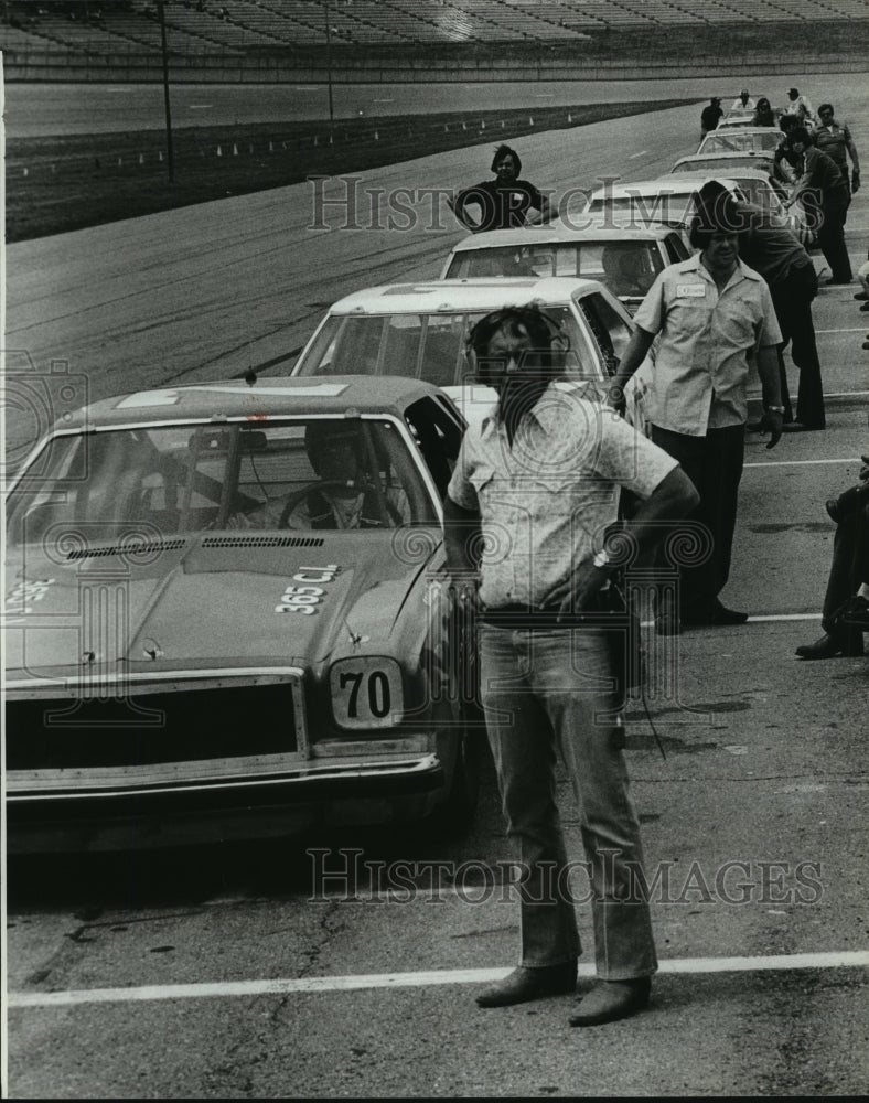 1979 Press Photo Drivers wait to qualify at Alabama International Motor Speedway - Historic Images