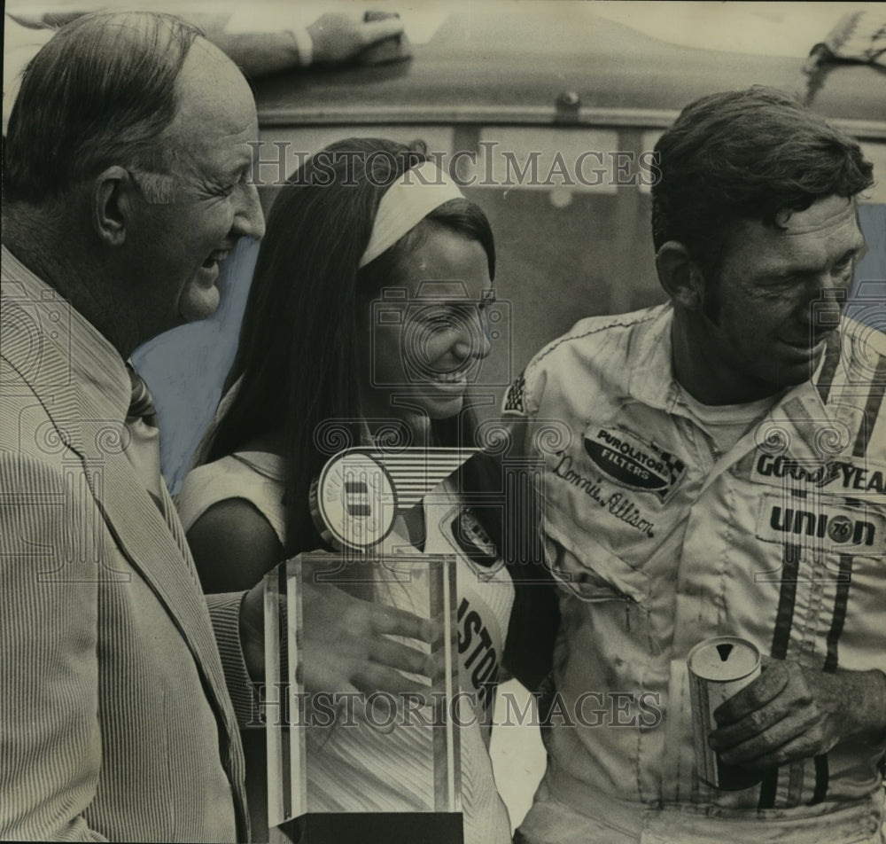 1971 Press Photo Winton Blount and Pam Thrush congratulate winner Donnie Allison - Historic Images