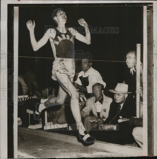 1953 Press Photo Wes Santee, track star, approaching finish line - abns06887- Historic Images