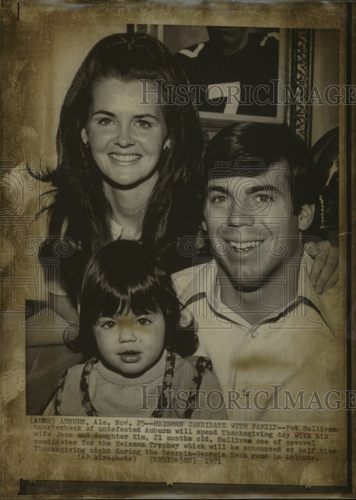 1971 Press Photo Football Player Pat Sullivan with wife Jean and daughter Kim - Historic Images