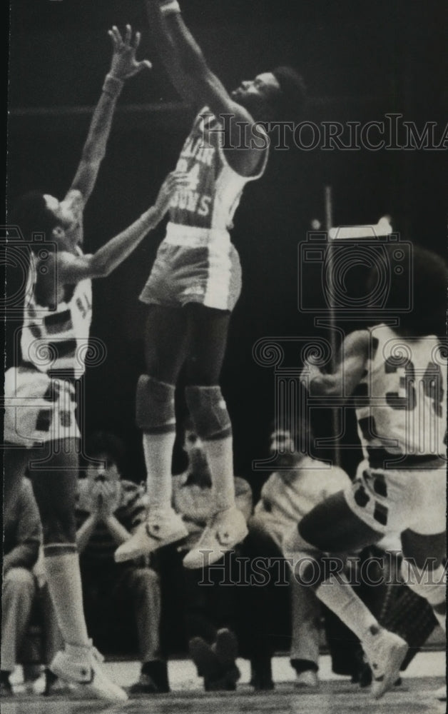 1977 Press Photo Andrew Toney shoots basket in Southwest Louisiana-Samford game - Historic Images