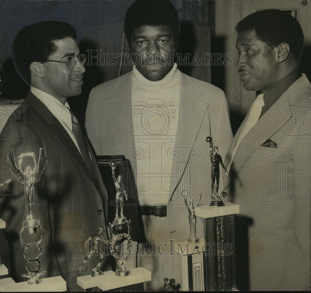 1974 Press Photo Birmingham Grid Forecasters present awards to sports figures - Historic Images