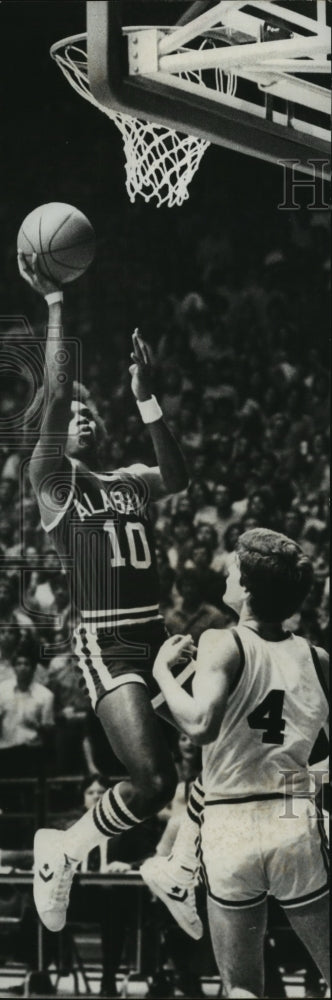 1978 Press Photo Robert Scott, Alabama, shoots basket over head of Kyle Macy - Historic Images