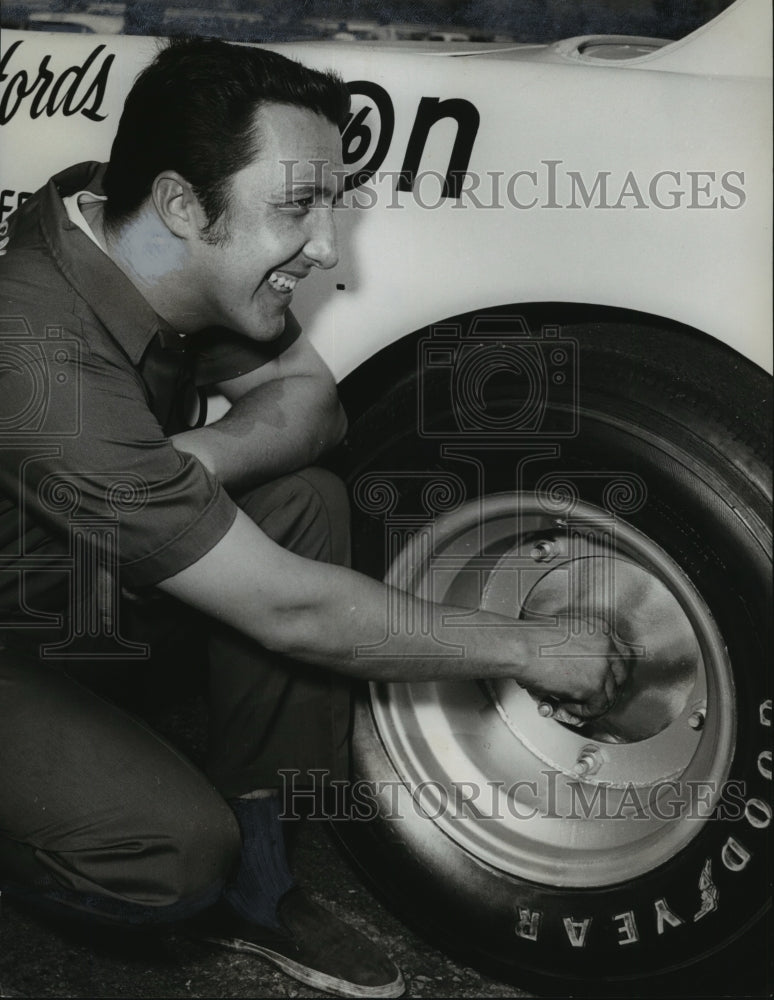 1970 Press Photo Roy Milligan adjusts wheel on his race car - abns06996 - Historic Images