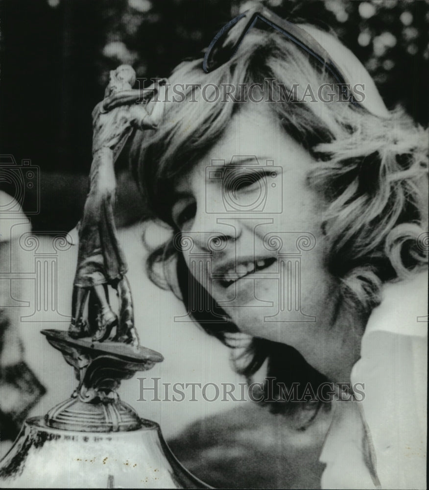 1973 Press Photo Mary Mills, Professional Golfer, and Lady Tara Trophy - Historic Images