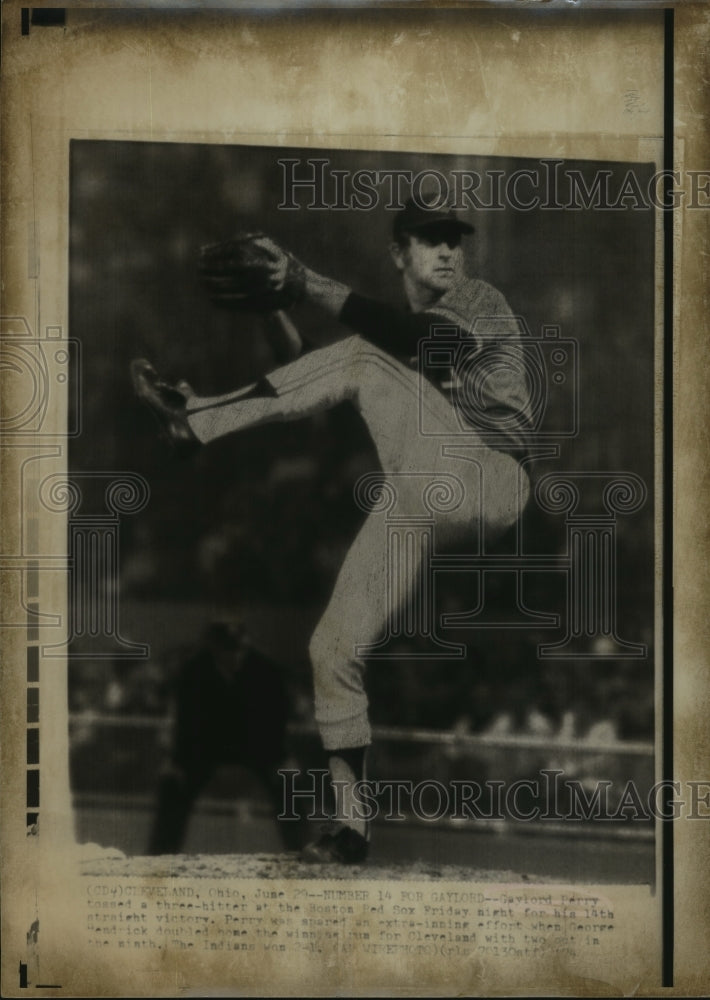 1974 Press Photo Baseball Player Gaylord Perry tosses ball at Houston Red Box - Historic Images