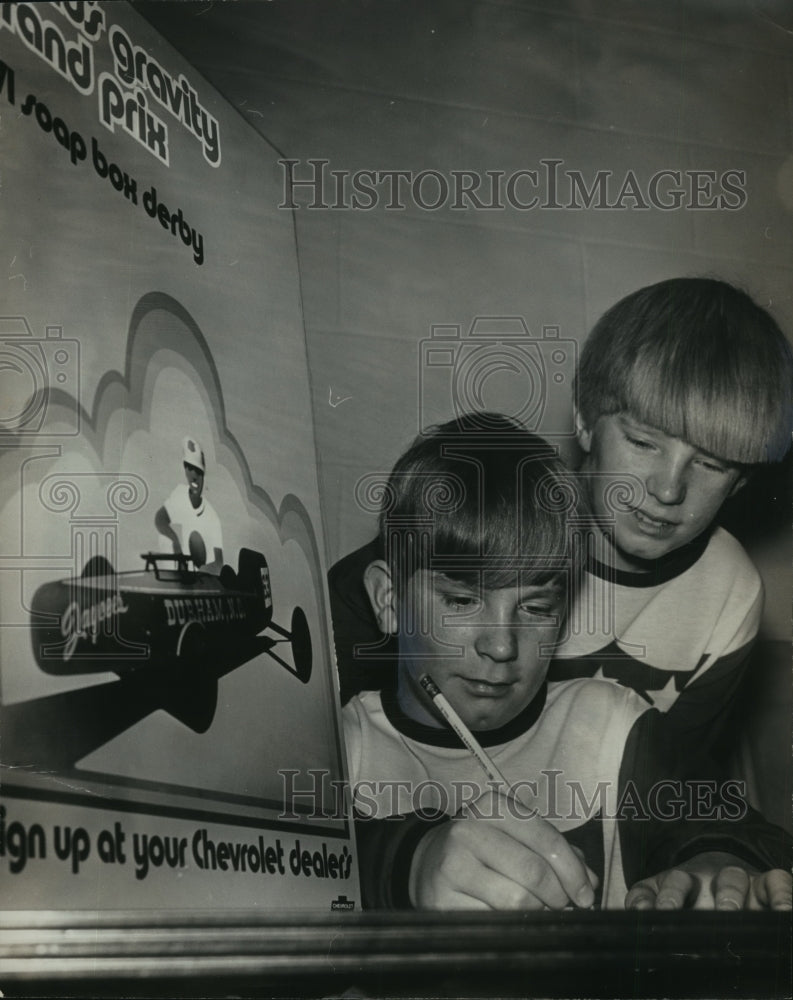 1971 Press Photo Freddy and Sambo Howton beside Soap Box Derby poster - Historic Images