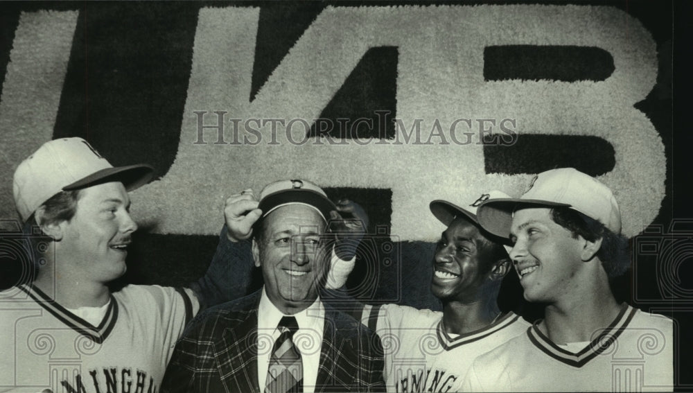 1979 Press Photo Univ. of Alabama-Birmingham Harry Walker with players - Historic Images