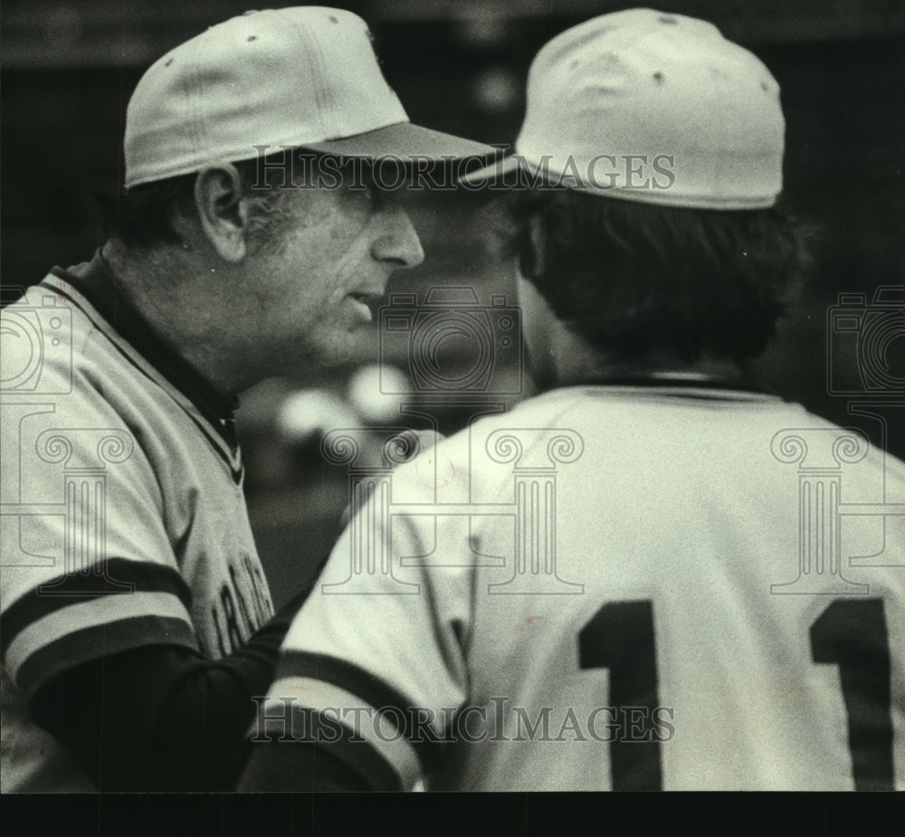 1979 Press Photo Harry Walker coaches baseball player - abns07214 - Historic Images