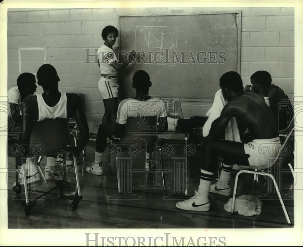 1980 Press Photo Basketball Sports Hugh Wallace makes point with PAT team- Historic Images