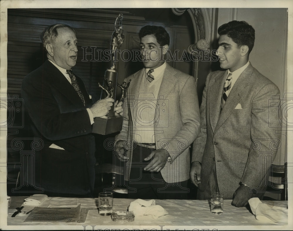 1946 Press Photo Kiwanis Club - Barden Burr, Eddie Salem, Sportsman Trophy - Historic Images