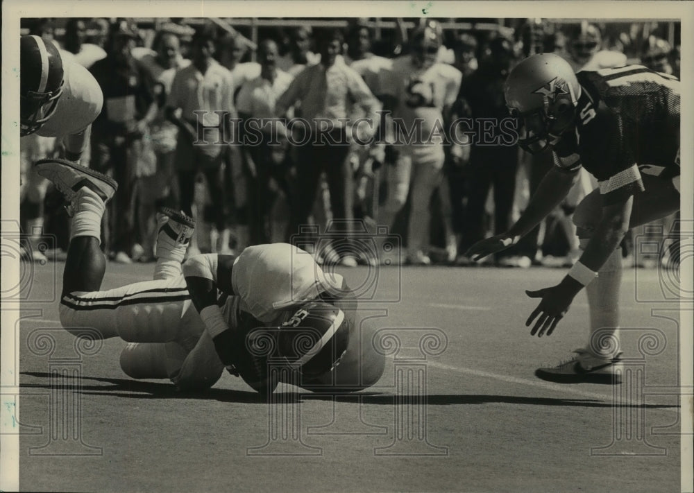1985 Press Photo Vanderbilt and Alabama players at football game - abns07411 - Historic Images