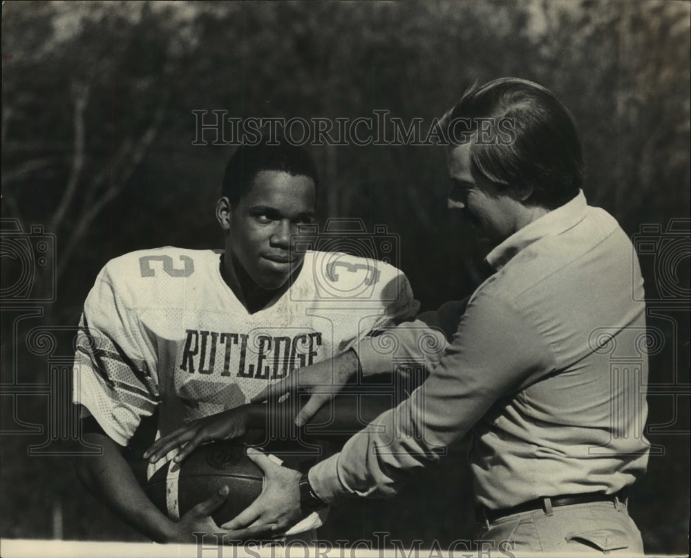 1983 Press Photo Assistant Coach Steve Mitchell Helps Player Byron Nalls - Historic Images