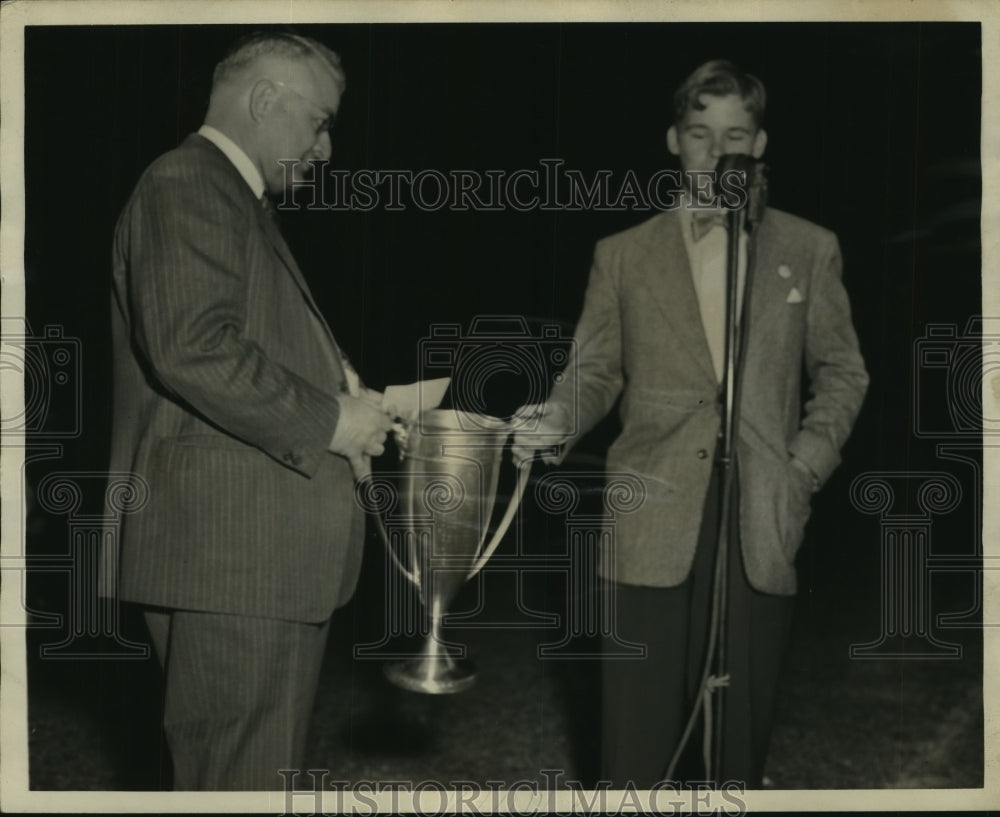 1946 Press Photo Ramsay receiving Sportsmanship Cup from man - abns07440 - Historic Images