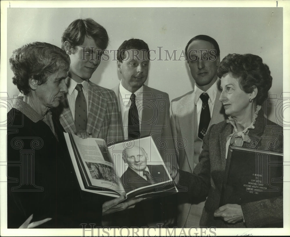 1981 Press Photo Avalee Willoughby presented memory book of late husband - Historic Images