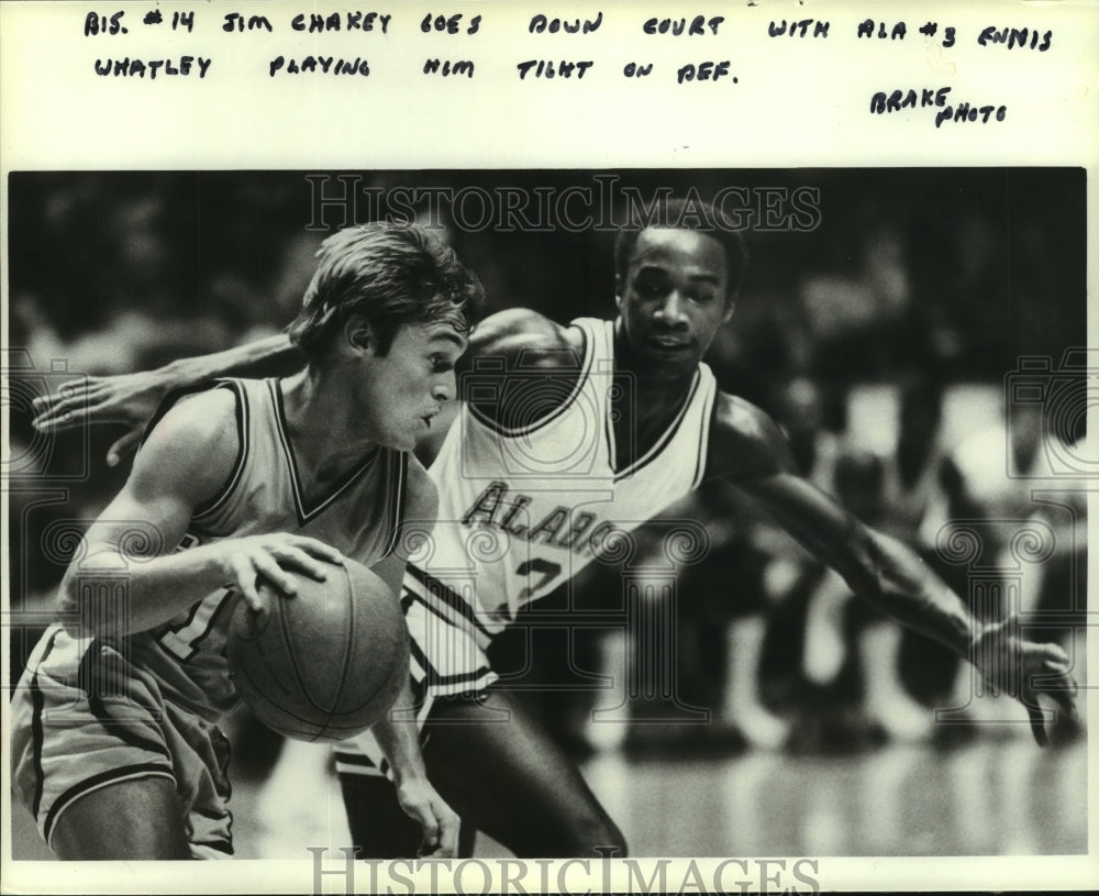 1981 Press Photo Ennis Whatley and Jim Chakey in Basketball Game with Others - Historic Images