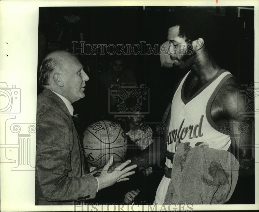 1981 Press Photo Cliff Wettig, Sports with Basketball Player - abns07491 - Historic Images