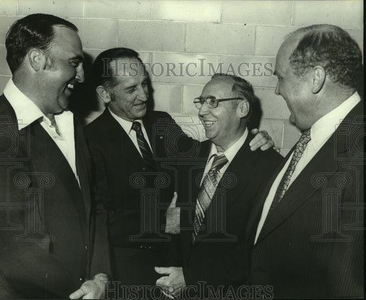1981 Press Photo News Employee Ronald Weathers honored by Bill Legg, Others - Historic Images