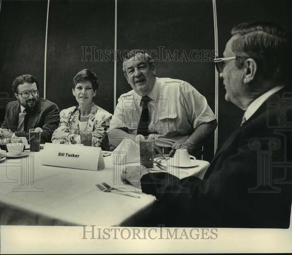 1985 Press Photo Sports Bill Tucker with Editor Wendell Givens and Others - Historic Images